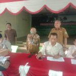 Kepala Dinas Sosial di Dampingi Kabid Dinsos Beserta Kepala Pekon Bandung Baru Mengawasi Pembagian Rekening KKS
