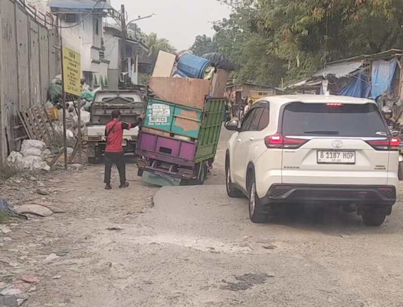 Kondisi Jalan Kali Baru Timur di RT 07/RW 10, Kelurahan Kapuk, Cengkareng, Jakarta Barat, hingga kini masih memprihatinkan. Kerusakan parah yang melanda jalan tersebut belum juga menemui penyelesaian 