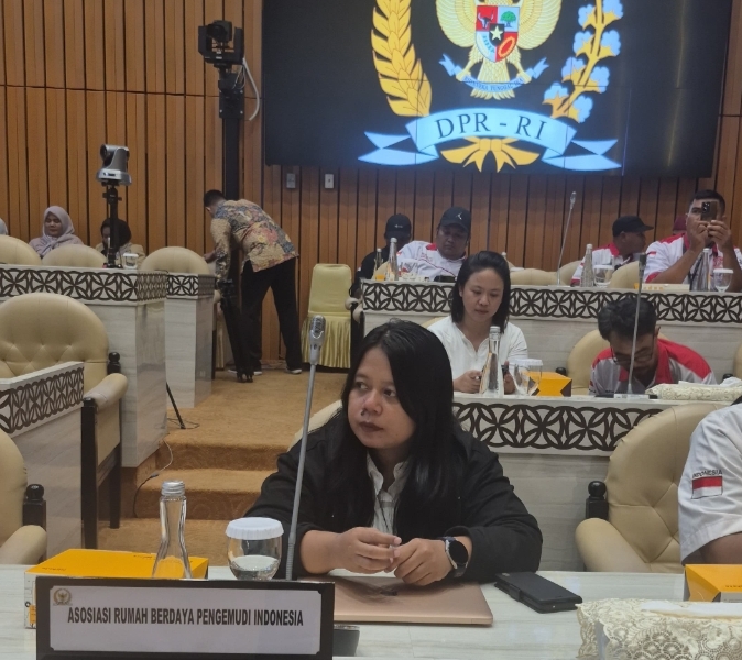 Ika Rostianti, dalam audiensi bersama pimpinan DPR RI dan Menteri Perhubungan di Kompleks Parlemen, Senayan (1/10/2025).
Ika Rostianti menjelaskan bahwa jam kerja para sopir saat ini dinilai tidak manusiawi. 
