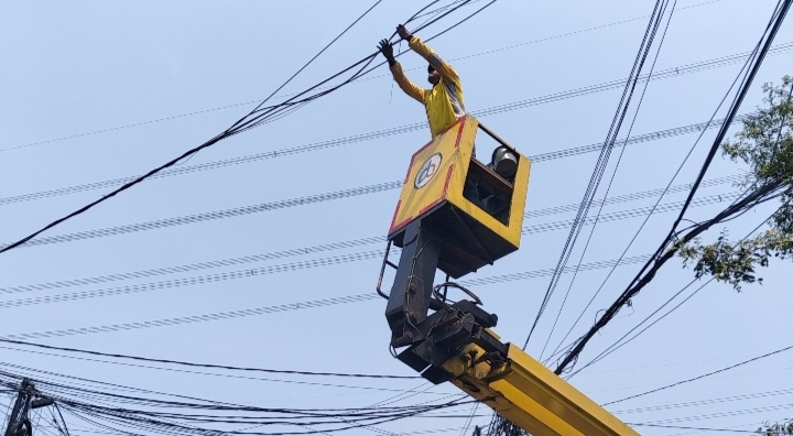 Dinas Bina Marga Jakut Tertibkan Kabel Menjuntai di Jalan Kapuk Raya. Langkah perbaikan ini dilakukan menyusul laporan masyarakat mengenai kondisi kabel yang semrawut, bahkan ada yang melintang rendah hingga nyaris menyentuh badan jalan (dok.Jurnalinvestigasinews.com)