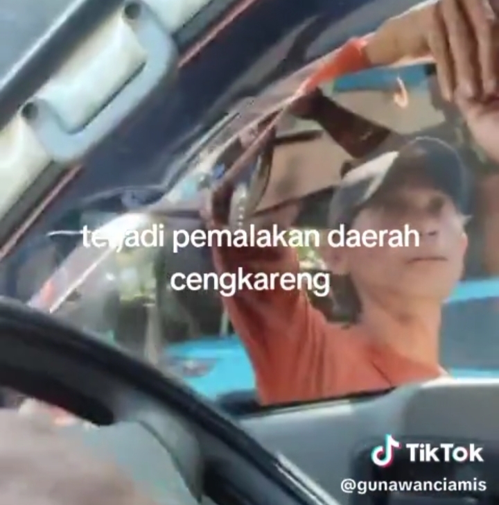 Foto tangkapan layar tiktok aksi pemalakan di jalan ringroad Kayu Besar Cengkareng Jakarta Barat 