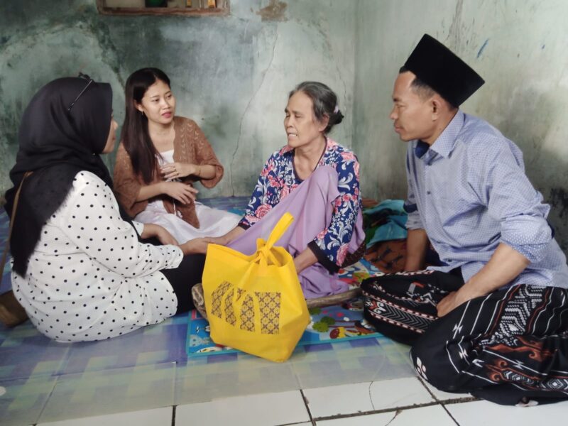 Ketua PWGK Alex Sibti bersama para istri pengurus PWGK menyerahkan bantuan sembako dan santunan kepada lansia tuna netra di Desa Sidoko, Kecamatan Gunung Kaler, Kabupaten Tangerang
