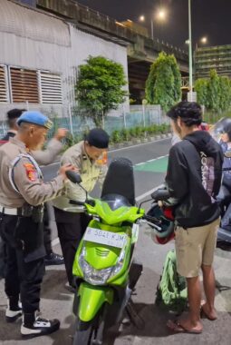 Polsek Jatinegara Gelar Operasi Stasioner, Tindak Lanjuti Instruksi Kapolda Metro Jaya Antisipasi Begal dan Kejahatan Jalanan