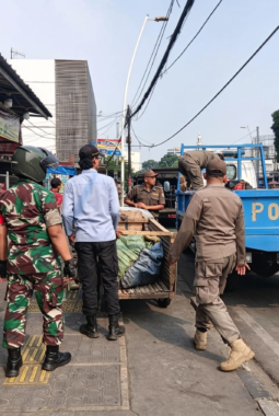 Satpol PP Kecamatan Jatinegara Gelar Operasi Kamis Tertib Trotoar, Tertibkan PKL Hingga Parkir Liar