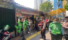 Menjaga Kesehatan di Tengah Abu Vulkanik, Polsek Tambora Bagikan 525 Masker