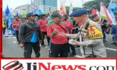 Brimob dan Polwan Peduli Massa Aksi, Bagikan Makanan di Depan DPR/MPR