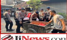 Brimob Polda Metro Jaya Peduli, Bagikan Sembako untuk Warga Margasari Tangerang
